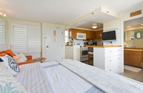 Diamond Head - Kapahulu - St. Louis Apartment | 👁‍🗨KING Bed- Private-Lanai 〰 Pacific Ocean-View Studio w/Full-Kitchen