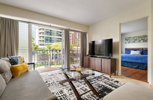 McCully - Moiliili Condo | 2BR/1BA Condo at Royal Aloha in Waikiki! Free PARKING, Free WiFi!