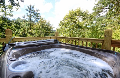 Almond Ski Chalet | Pet Friendly. Hot Tub. Fireplace. Grill. Outdoor Firepit. WIFI. Community Lake.