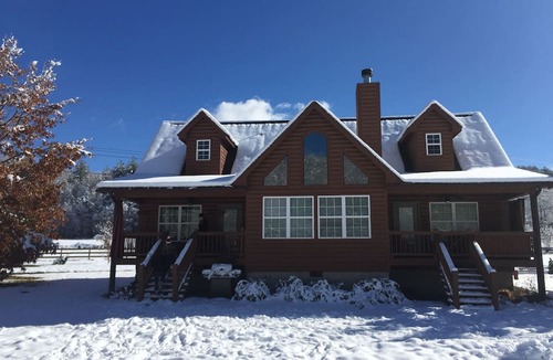 Hiawassee Cabin | River Cabin,Lrg Hot Tub,Inner Tubing,Pool,Trout Fishin,20 Min to Helen