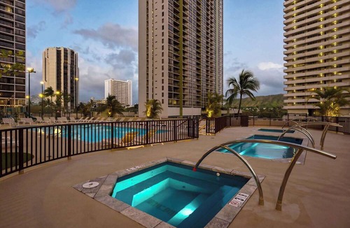 Waikiki Condo | Waikiki Banyan condo - ocean views & lanai