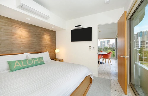 Waikiki Condo | Fully Remodeled! Amazing OCEAN, Mountain, City Views! 2-Bed/2-Bath Sleeps 6!