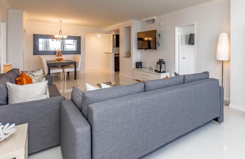 Galt Mile Apartment | Modern Ocean Beach Condo 3BR "On the Sand" w POOL