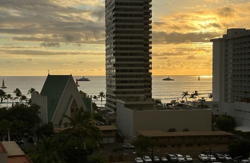 Waikiki Condo | Waikiki Banyan OCEAN VIEW REMODELED - "Ohana Suite" , free parking, lots of amenities!