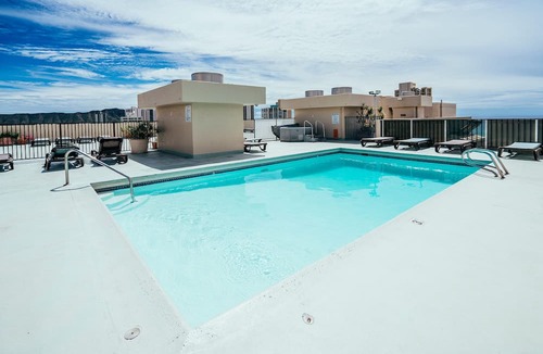 Waikiki Condo | Fairway Villa in the Heart of Waikiki by the Beach w/Rooftop Pool & Amenities