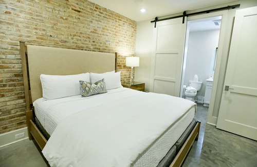 Central Business District Hotel | Cozy Modern NOLA Condo + Private Patio: Walk to CBD Hotspots & French Quarter