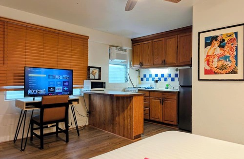 Waikiki Apartment | Brand New Floors & Cabinets - Waikiki Close to Beaches and Shopping