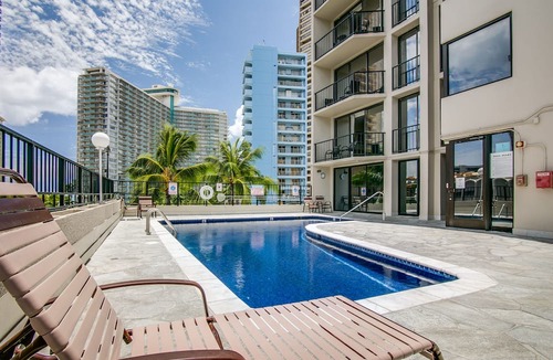 Waikiki Apartment | Pool & close to Beaches, Elegant King Bed Studio (Sleeps 4) FREE Parking!