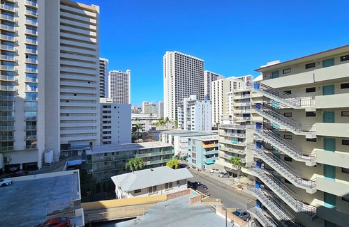 Waikiki Apartment | WG 705 —Cozy Queen-Bed studio steps to Waikiki Beach & Zoo w/AC, Pool, & Kitchen