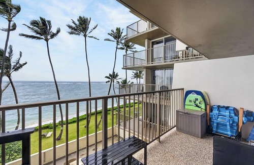 Punaluu Condo | Beachfront Condo with Lanai and View