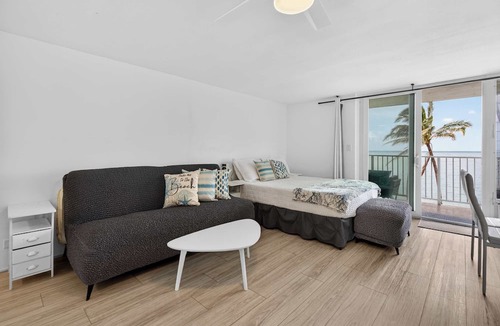 Punaluu Condo | Beachfront Condo with Lanai and View