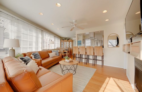 South Mission Beach Apartment | Steps to Ocean and Boardwalk, Parking, Outdoor dining!