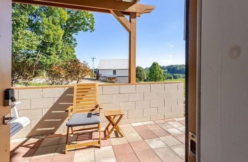 Jefferson City Apartment | Farm Stay at our Luxury European Style Barndo with Highland Cows & collect eggs