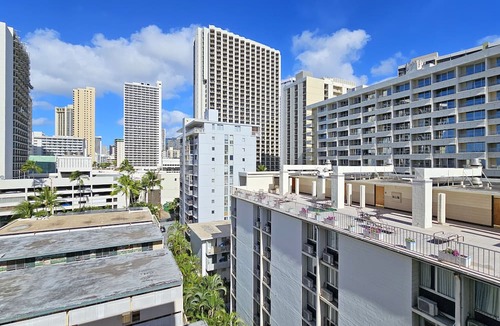 Waikiki Apartment | Spacious Studio Apt. with WiFi and A/C - Super close to Beach & Zoo