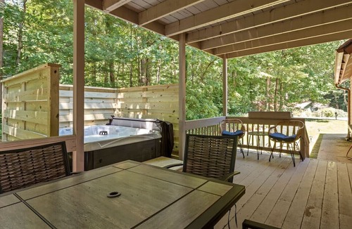 Royal Pines Apartment | See What All The 5-Star Fuss Is About! Traveling in August? WE WANT YOU!