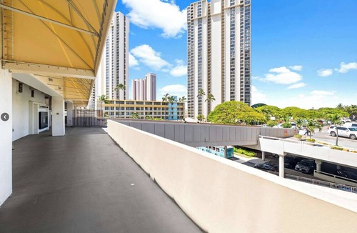 Ala Moana Condo | Renovated Ala Moana 1BR Suite| Balcony & City Views