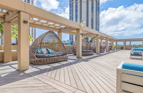 Ala Moana Apartment | Newly Renovated Top Floor Balcony MAIN