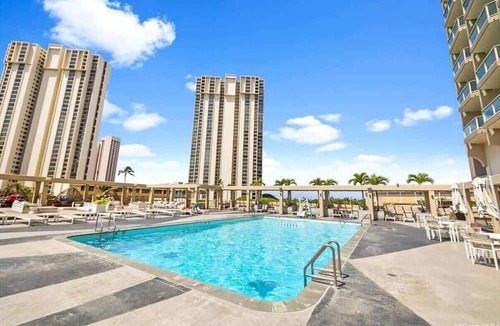 Ala Moana Apartment | Newly Renovated Top Floor Balcony MAIN