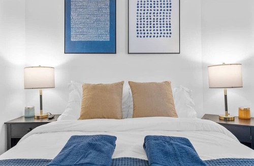 East Village Apartment | Chic East Village 1BDR | Fast WiFi + Desk + Netflix + Discounts for Long Term (3+ month) Stays