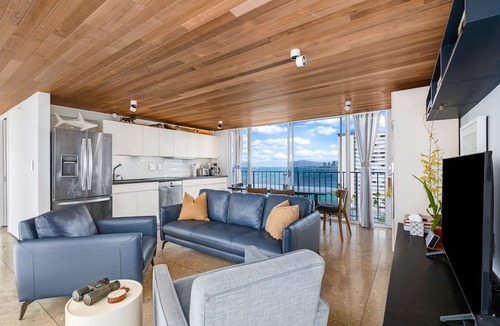 Diamond Head - Kapahulu - St. Louis Apartment | True Top Floor Penthouse Residence with 360 Degree Views & A/C