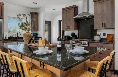 Talking Rock House | Hot Tub Pizza Oven Sleeps 12 Game Room Pets