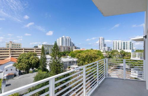 Parkside Apartment | Modern Cozy 2 bedroom FREE Parking & High Speed Wifi