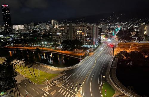 McCully - Moiliili Apartment | Modern Condo, Free Parking, Sleeps 4, 1 King Bed, 1 Queen Pullout Couch in Waikiki