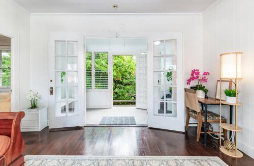 Hilo House | YOUR HILO HOMEBASE - Lovely 3 Bedroom in Heart of Hilo with AC!