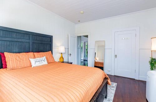Hilo House | YOUR HILO HOMEBASE - Lovely 3 Bedroom in Heart of Hilo with AC!