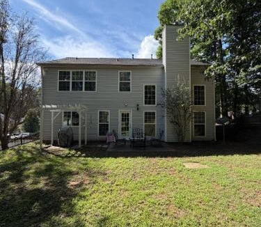 Suwanee House | Cozy modern Mediterranean haven, 1 King 2 Queens
