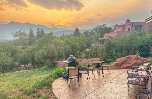 West Colorado Springs House | Peak View Guesthouse - Walk to Garden of the Gods - Hot Tub - Epic Views!