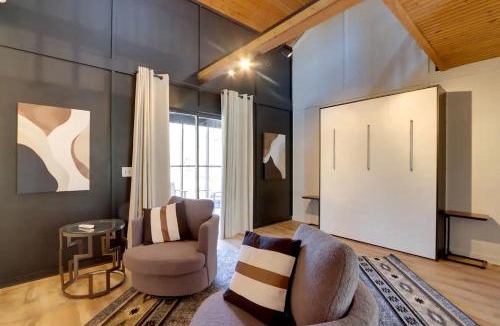 Gentry House | Peaceful Woodland Cabin with Screened Porch & Arcade Near Siloam Springs City Lake, Gentry, AR