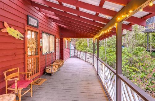 Franklin House | 'Bearadise' Cabin w/Hot Tub at Hidden Gem Falls!