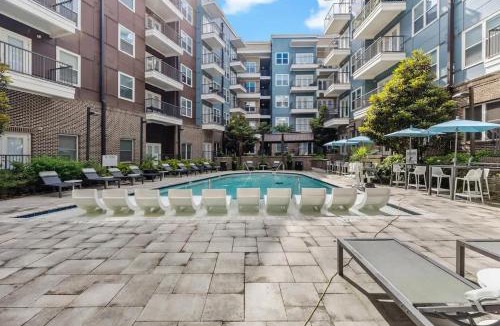 Cherry Apartment | LUXE 1BD - 5 Min DT, Gym, Parking, W-D - Sleeps 6