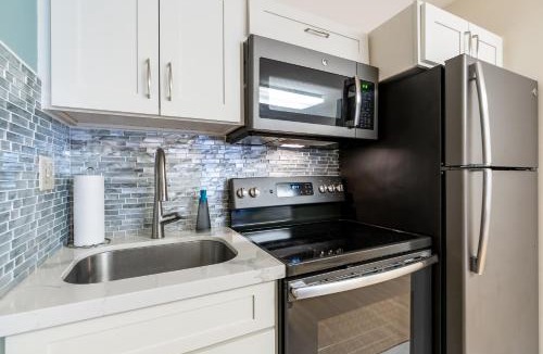 Downtown Honolulu Apartment | Spacious Downtown Executive Retreat - Free Parking