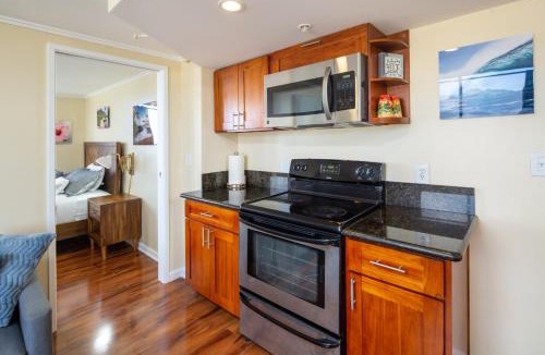 McCully - Moiliili Apartment | 2 Bedroom Corner Suite & Tropical Views