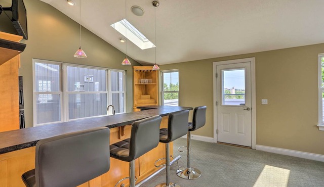 Central Cleveland Gem w/Direct Skyline View!
