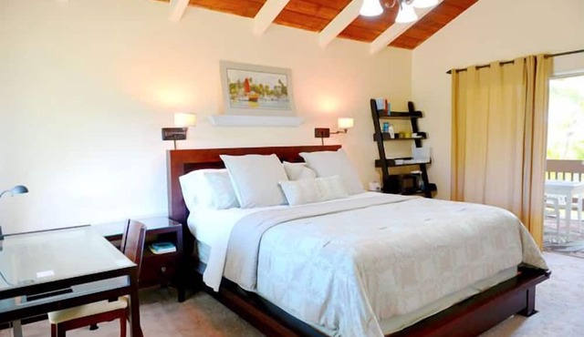 Air Conditioned Upstairs Studio w/RESERVED PARKING; Pool, -WIFI-Walk to Beach