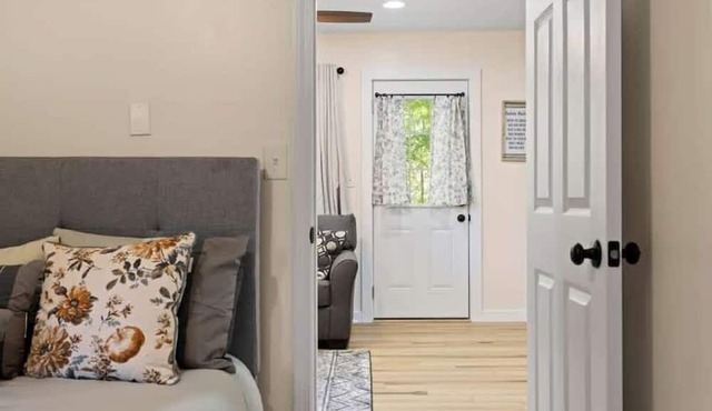 Cozy 1BR Cottage w Firepit Close to Downtown