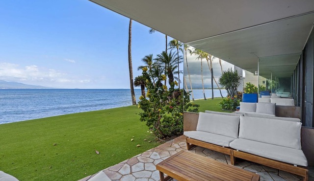 Oceanfront Lauloa 106 - Ground Floor, Modern Renovation, Split-ac, Walk to Beach