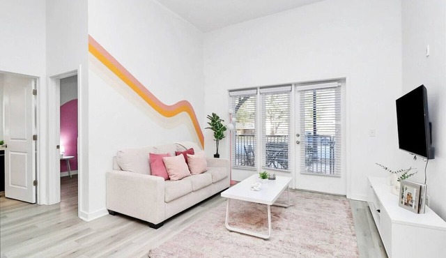 2BR Apt near Charlotte DT - Pool and Gym Access