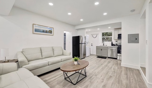 2BR 1BA off Las Olas Steps to Beach