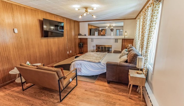 Parkstrip Place, Pet Friendly Downtown Home by RedAwning