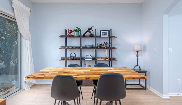 Modern 3-br Townhome w Private Backyard Near RTP
