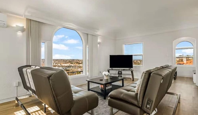 Breathtaking View 2BD/1BTH Unit in Central SD