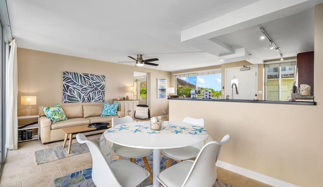 8th Floor Gold Coast 1 Bedroom with Great Views, Kitchen & Den