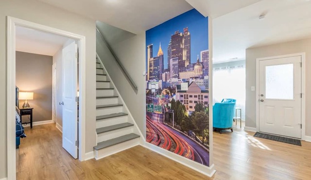 Close to Downtown, Modern 3 BR w/Driveway