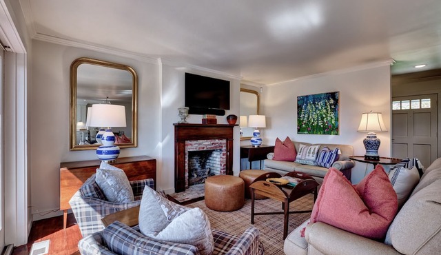 Charming Cashiers Cottage with View of Chimney Rock Adjoining High Hampton