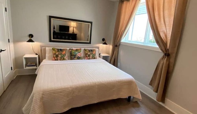 Elegant King Bed Apartment In Quiet Neighborhood