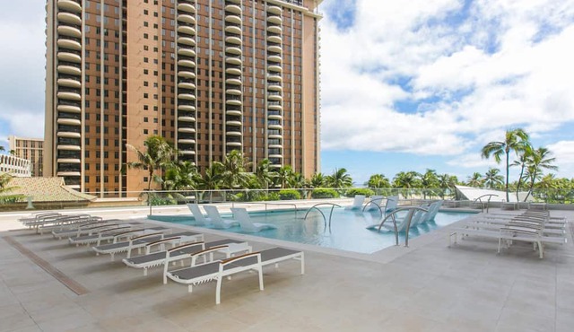 Ilikai 1 Bedroom City Views, minutes to the Beach!